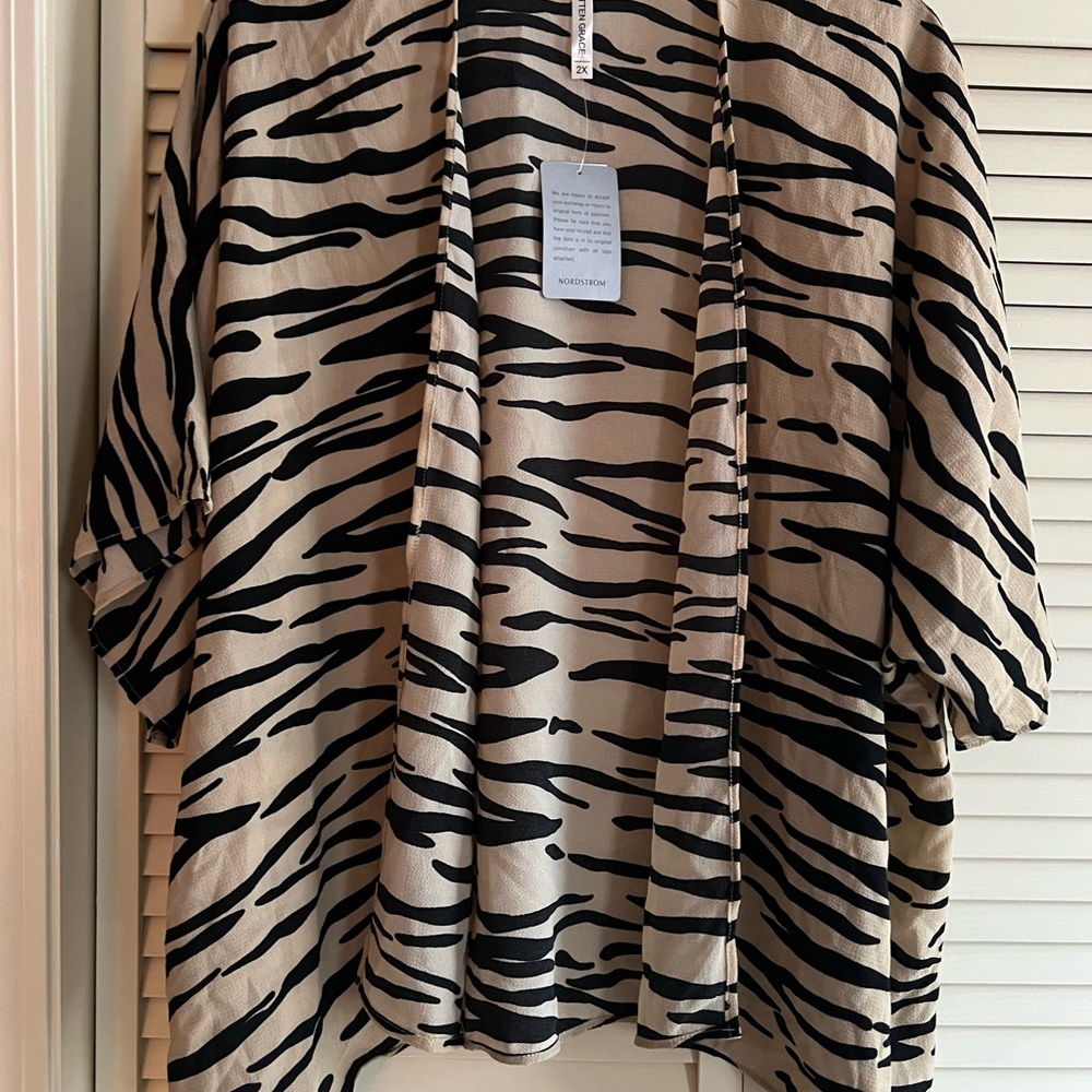 Open lightweight zebra print s/s blouse